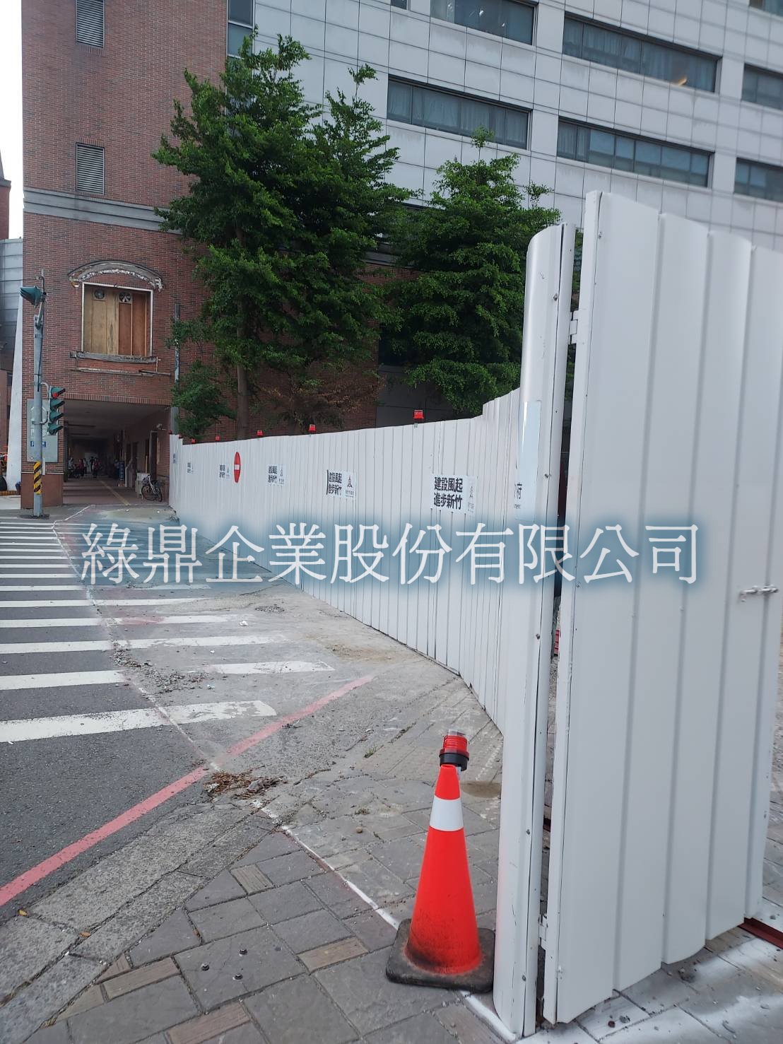 1110705廣京營造-園道五(新竹)馬階醫院圍籬+太陽能警示燈  4